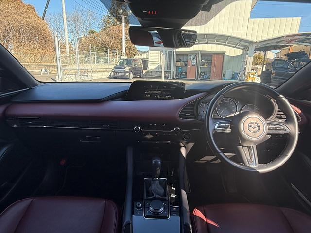 ＭＡＺＤＡ３ファストバック ２０Ｓバーガンディ　セレクション　禁煙車　３６０度セーフティパッケージ　純正８．８インチナビ　レッドパーフォレーション革シート　レッドインパネミドルパット　ＤＶＤ／ＣＤプレイヤー　ブラインドスポットモニタリング　レーダークルーズ（18枚目）
