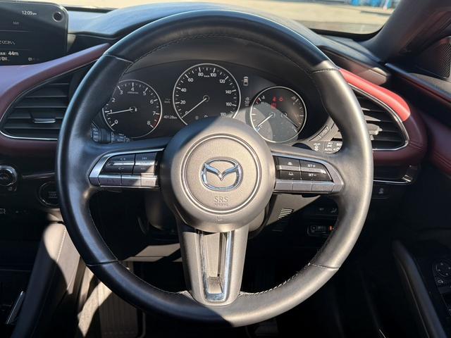 ＭＡＺＤＡ３ファストバック ２０Ｓバーガンディ　セレクション　禁煙車　３６０度セーフティパッケージ　純正８．８インチナビ　レッドパーフォレーション革シート　レッドインパネミドルパット　ＤＶＤ／ＣＤプレイヤー　ブラインドスポットモニタリング　レーダークルーズ（19枚目）
