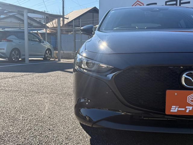 ＭＡＺＤＡ３ファストバック ２０Ｓバーガンディ　セレクション　禁煙車　３６０度セーフティパッケージ　純正８．８インチナビ　レッドパーフォレーション革シート　レッドインパネミドルパット　ＤＶＤ／ＣＤプレイヤー　ブラインドスポットモニタリング　レーダークルーズ（27枚目）