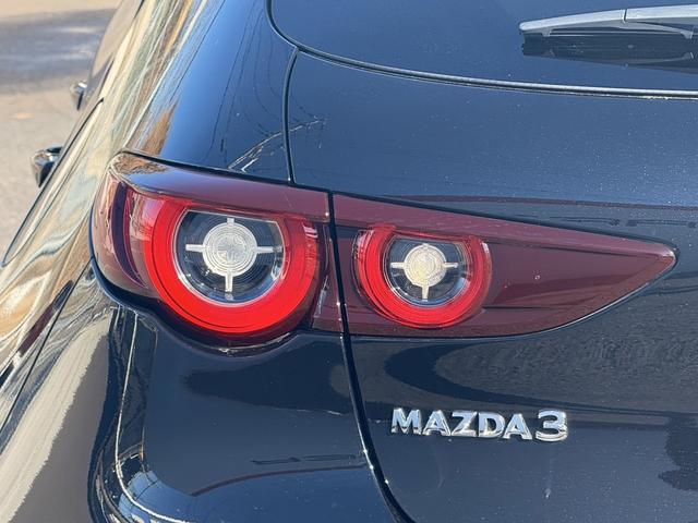 ＭＡＺＤＡ３ファストバック ２０Ｓバーガンディ　セレクション　禁煙車　３６０度セーフティパッケージ　純正８．８インチナビ　レッドパーフォレーション革シート　レッドインパネミドルパット　ＤＶＤ／ＣＤプレイヤー　ブラインドスポットモニタリング　レーダークルーズ（28枚目）