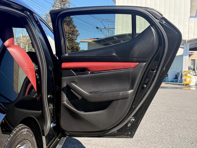 ＭＡＺＤＡ３ファストバック ２０Ｓバーガンディ　セレクション　禁煙車　３６０度セーフティパッケージ　純正８．８インチナビ　レッドパーフォレーション革シート　レッドインパネミドルパット　ＤＶＤ／ＣＤプレイヤー　ブラインドスポットモニタリング　レーダークルーズ（38枚目）