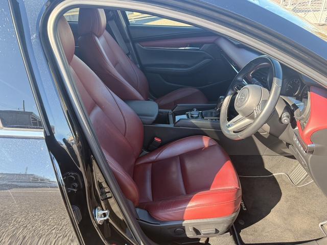 ＭＡＺＤＡ３ファストバック ２０Ｓバーガンディ　セレクション　禁煙車　３６０度セーフティパッケージ　純正８．８インチナビ　レッドパーフォレーション革シート　レッドインパネミドルパット　ＤＶＤ／ＣＤプレイヤー　ブラインドスポットモニタリング　レーダークルーズ（43枚目）