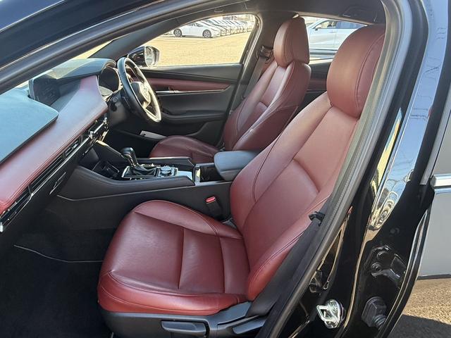 ＭＡＺＤＡ３ファストバック ２０Ｓバーガンディ　セレクション　禁煙車　３６０度セーフティパッケージ　純正８．８インチナビ　レッドパーフォレーション革シート　レッドインパネミドルパット　ＤＶＤ／ＣＤプレイヤー　ブラインドスポットモニタリング　レーダークルーズ（47枚目）