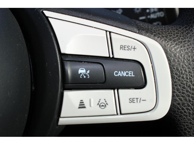 フィット ｅ：ＨＥＶベーシック　禁煙車　ホンダセンシング　社外ナビ　衝突軽減ブレーキ　運転支援システム　ホールドブレーキ　ビルドインＥＴＣ　車線逸脱警報　アダプティブクルーズコントロール　Ｂｌｕｅｔｏｏｔｈ接続　コーナーセンサー（4枚目）