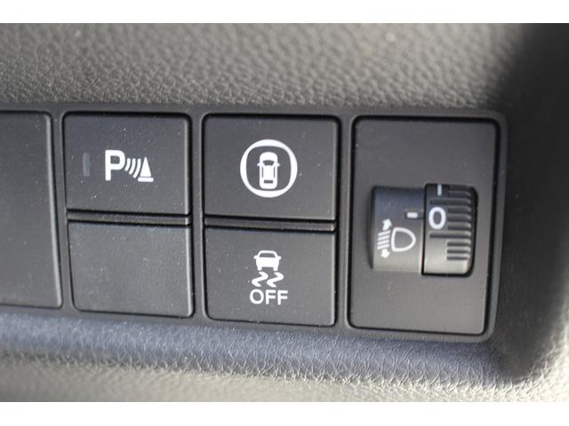 フィット ｅ：ＨＥＶベーシック　禁煙車　ホンダセンシング　社外ナビ　衝突軽減ブレーキ　運転支援システム　ホールドブレーキ　ビルドインＥＴＣ　車線逸脱警報　アダプティブクルーズコントロール　Ｂｌｕｅｔｏｏｔｈ接続　コーナーセンサー（5枚目）