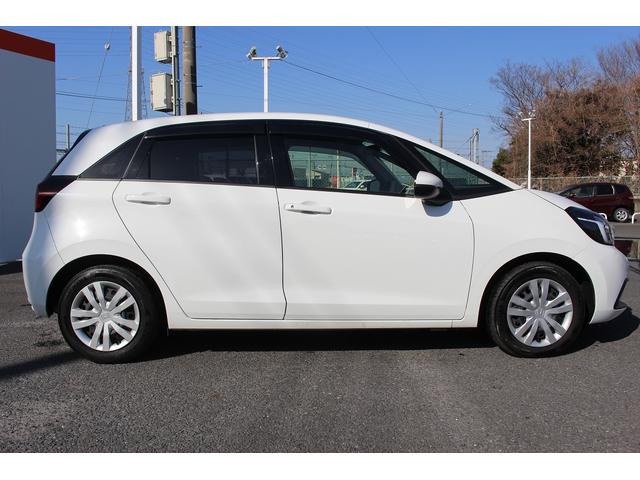 フィット ｅ：ＨＥＶベーシック　禁煙車　ホンダセンシング　社外ナビ　衝突軽減ブレーキ　運転支援システム　ホールドブレーキ　ビルドインＥＴＣ　車線逸脱警報　アダプティブクルーズコントロール　Ｂｌｕｅｔｏｏｔｈ接続　コーナーセンサー（9枚目）