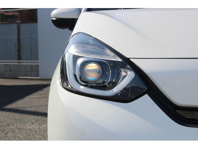 フィット ｅ：ＨＥＶベーシック　禁煙車　ホンダセンシング　社外ナビ　衝突軽減ブレーキ　運転支援システム　ホールドブレーキ　ビルドインＥＴＣ　車線逸脱警報　アダプティブクルーズコントロール　Ｂｌｕｅｔｏｏｔｈ接続　コーナーセンサー（12枚目）