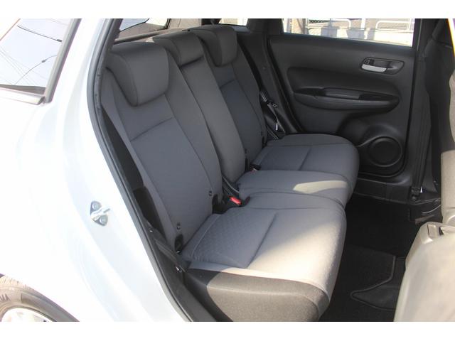 フィット ｅ：ＨＥＶベーシック　禁煙車　ホンダセンシング　社外ナビ　衝突軽減ブレーキ　運転支援システム　ホールドブレーキ　ビルドインＥＴＣ　車線逸脱警報　アダプティブクルーズコントロール　Ｂｌｕｅｔｏｏｔｈ接続　コーナーセンサー（16枚目）