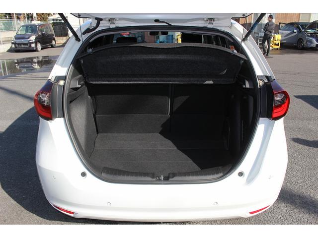 フィット ｅ：ＨＥＶベーシック　禁煙車　ホンダセンシング　社外ナビ　衝突軽減ブレーキ　運転支援システム　ホールドブレーキ　ビルドインＥＴＣ　車線逸脱警報　アダプティブクルーズコントロール　Ｂｌｕｅｔｏｏｔｈ接続　コーナーセンサー（17枚目）