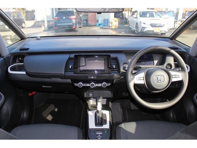フィット ｅ：ＨＥＶベーシック　禁煙車　ホンダセンシング　社外ナビ　衝突軽減ブレーキ　運転支援システム　ホールドブレーキ　ビルドインＥＴＣ　車線逸脱警報　アダプティブクルーズコントロール　Ｂｌｕｅｔｏｏｔｈ接続　コーナーセンサー（18枚目）