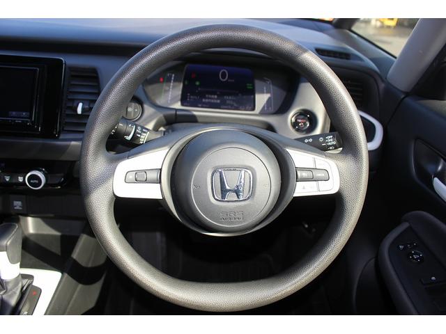 フィット ｅ：ＨＥＶベーシック　禁煙車　ホンダセンシング　社外ナビ　衝突軽減ブレーキ　運転支援システム　ホールドブレーキ　ビルドインＥＴＣ　車線逸脱警報　アダプティブクルーズコントロール　Ｂｌｕｅｔｏｏｔｈ接続　コーナーセンサー（19枚目）