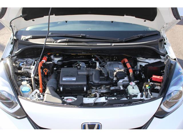 フィット ｅ：ＨＥＶベーシック　禁煙車　ホンダセンシング　社外ナビ　衝突軽減ブレーキ　運転支援システム　ホールドブレーキ　ビルドインＥＴＣ　車線逸脱警報　アダプティブクルーズコントロール　Ｂｌｕｅｔｏｏｔｈ接続　コーナーセンサー（20枚目）