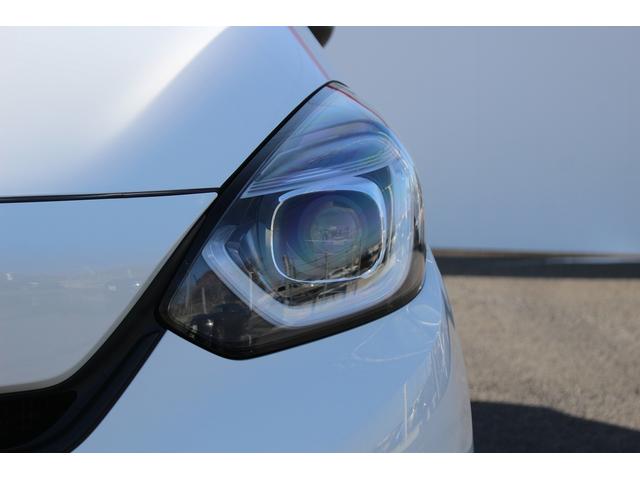 フィット ｅ：ＨＥＶベーシック　禁煙車　ホンダセンシング　社外ナビ　衝突軽減ブレーキ　運転支援システム　ホールドブレーキ　ビルドインＥＴＣ　車線逸脱警報　アダプティブクルーズコントロール　Ｂｌｕｅｔｏｏｔｈ接続　コーナーセンサー（29枚目）