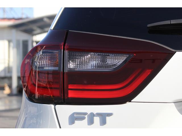 フィット ｅ：ＨＥＶベーシック　禁煙車　ホンダセンシング　社外ナビ　衝突軽減ブレーキ　運転支援システム　ホールドブレーキ　ビルドインＥＴＣ　車線逸脱警報　アダプティブクルーズコントロール　Ｂｌｕｅｔｏｏｔｈ接続　コーナーセンサー（30枚目）