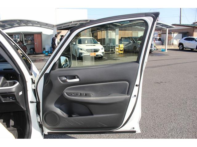 フィット ｅ：ＨＥＶベーシック　禁煙車　ホンダセンシング　社外ナビ　衝突軽減ブレーキ　運転支援システム　ホールドブレーキ　ビルドインＥＴＣ　車線逸脱警報　アダプティブクルーズコントロール　Ｂｌｕｅｔｏｏｔｈ接続　コーナーセンサー（37枚目）