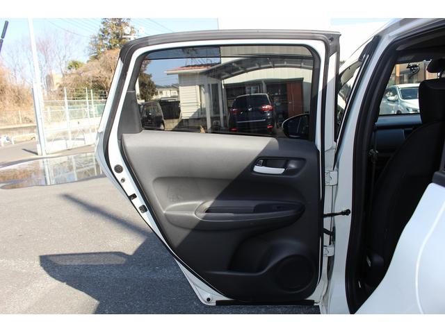 フィット ｅ：ＨＥＶベーシック　禁煙車　ホンダセンシング　社外ナビ　衝突軽減ブレーキ　運転支援システム　ホールドブレーキ　ビルドインＥＴＣ　車線逸脱警報　アダプティブクルーズコントロール　Ｂｌｕｅｔｏｏｔｈ接続　コーナーセンサー（39枚目）