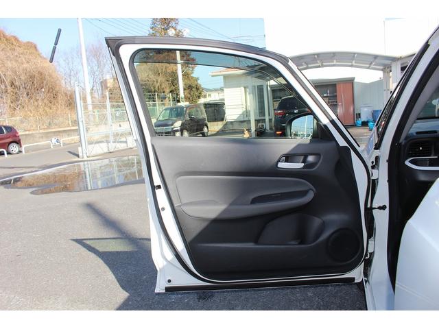 フィット ｅ：ＨＥＶベーシック　禁煙車　ホンダセンシング　社外ナビ　衝突軽減ブレーキ　運転支援システム　ホールドブレーキ　ビルドインＥＴＣ　車線逸脱警報　アダプティブクルーズコントロール　Ｂｌｕｅｔｏｏｔｈ接続　コーナーセンサー（40枚目）