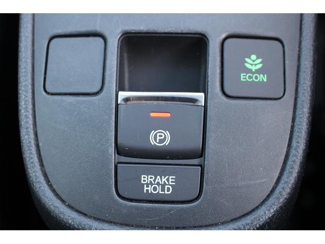 フィット ｅ：ＨＥＶベーシック　禁煙車　ホンダセンシング　社外ナビ　衝突軽減ブレーキ　運転支援システム　ホールドブレーキ　ビルドインＥＴＣ　車線逸脱警報　アダプティブクルーズコントロール　Ｂｌｕｅｔｏｏｔｈ接続　コーナーセンサー（56枚目）