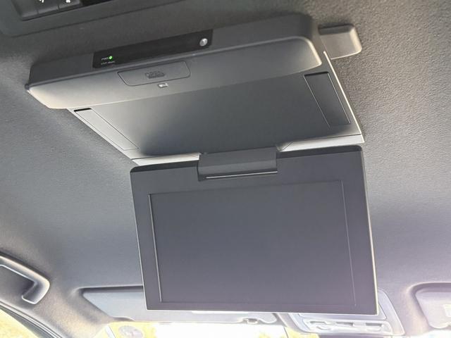 エスクァイア ハイブリッドGi ブラックテーラード 禁煙車 TRDフルエアロ 純正11インチ後席モニター 純正10インチナビ 両側電動スライドドア トヨタセーフティセンスC フルセグ バックカメラ 衝突軽減ブレーキ Bluetooth ビルドインETC(2枚目)