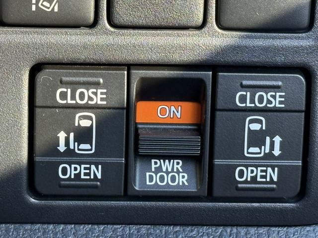 エスクァイア ハイブリッドGi ブラックテーラード 禁煙車 TRDフルエアロ 純正11インチ後席モニター 純正10インチナビ 両側電動スライドドア トヨタセーフティセンスC フルセグ バックカメラ 衝突軽減ブレーキ Bluetooth ビルドインETC(4枚目)