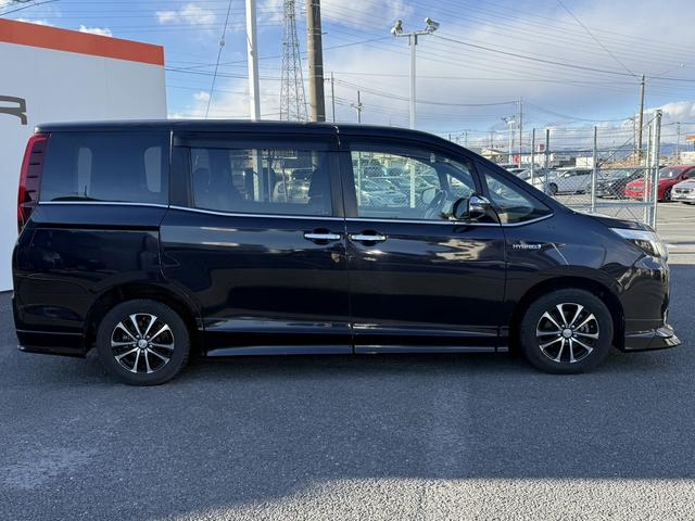 エスクァイア ハイブリッドGi ブラックテーラード 禁煙車 TRDフルエアロ 純正11インチ後席モニター 純正10インチナビ 両側電動スライドドア トヨタセーフティセンスC フルセグ バックカメラ 衝突軽減ブレーキ Bluetooth ビルドインETC(8枚目)