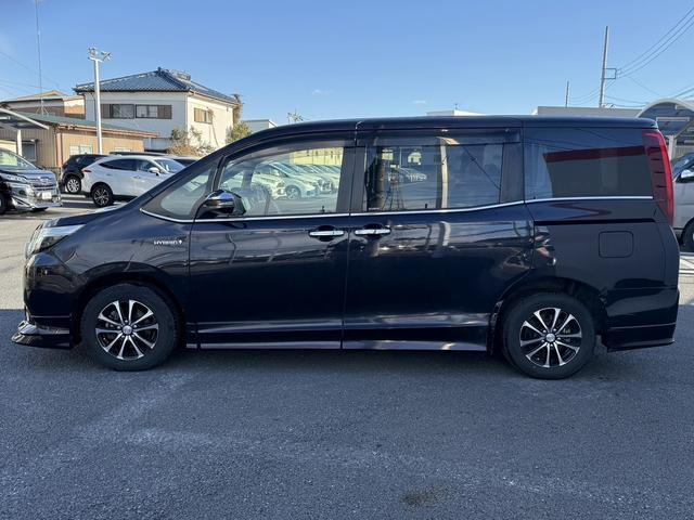 エスクァイア ハイブリッドGi ブラックテーラード 禁煙車 TRDフルエアロ 純正11インチ後席モニター 純正10インチナビ 両側電動スライドドア トヨタセーフティセンスC フルセグ バックカメラ 衝突軽減ブレーキ Bluetooth ビルドインETC(10枚目)