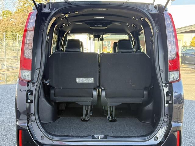 エスクァイア ハイブリッドGi ブラックテーラード 禁煙車 TRDフルエアロ 純正11インチ後席モニター 純正10インチナビ 両側電動スライドドア トヨタセーフティセンスC フルセグ バックカメラ 衝突軽減ブレーキ Bluetooth ビルドインETC(17枚目)