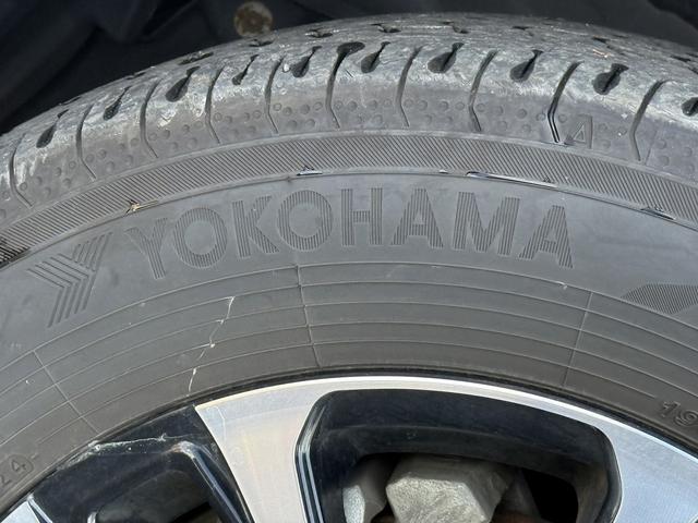 エスクァイア ハイブリッドGi ブラックテーラード 禁煙車 TRDフルエアロ 純正11インチ後席モニター 純正10インチナビ 両側電動スライドドア トヨタセーフティセンスC フルセグ バックカメラ 衝突軽減ブレーキ Bluetooth ビルドインETC(33枚目)