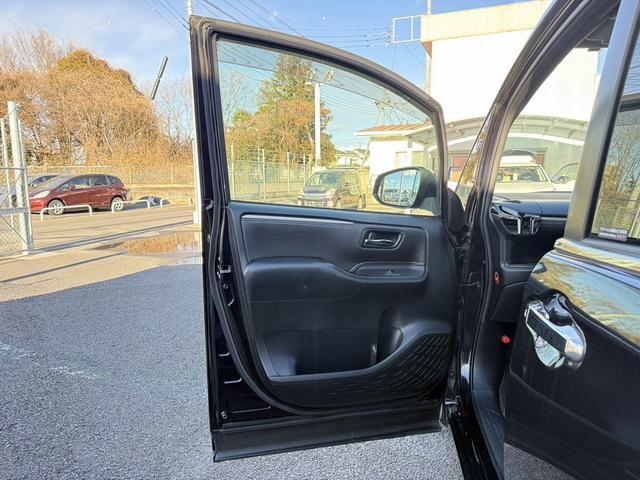 エスクァイア ハイブリッドGi ブラックテーラード 禁煙車 TRDフルエアロ 純正11インチ後席モニター 純正10インチナビ 両側電動スライドドア トヨタセーフティセンスC フルセグ バックカメラ 衝突軽減ブレーキ Bluetooth ビルドインETC(41枚目)