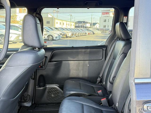 エスクァイア ハイブリッドGi ブラックテーラード 禁煙車 TRDフルエアロ 純正11インチ後席モニター 純正10インチナビ 両側電動スライドドア トヨタセーフティセンスC フルセグ バックカメラ 衝突軽減ブレーキ Bluetooth ビルドインETC(42枚目)