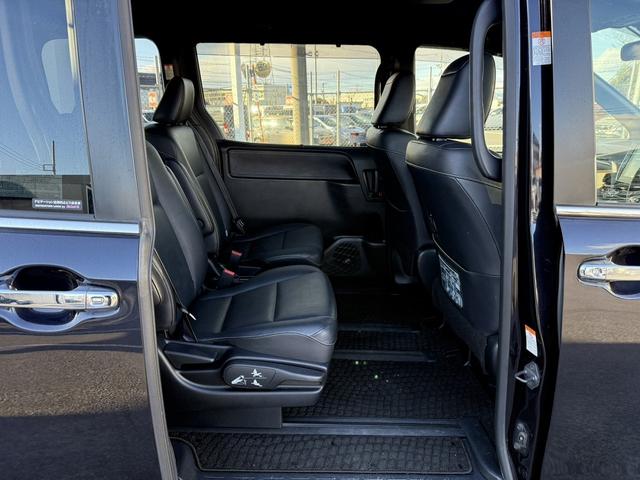 エスクァイア ハイブリッドGi ブラックテーラード 禁煙車 TRDフルエアロ 純正11インチ後席モニター 純正10インチナビ 両側電動スライドドア トヨタセーフティセンスC フルセグ バックカメラ 衝突軽減ブレーキ Bluetooth ビルドインETC(45枚目)