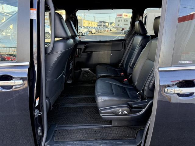 エスクァイア ハイブリッドGi ブラックテーラード 禁煙車 TRDフルエアロ 純正11インチ後席モニター 純正10インチナビ 両側電動スライドドア トヨタセーフティセンスC フルセグ バックカメラ 衝突軽減ブレーキ Bluetooth ビルドインETC(48枚目)