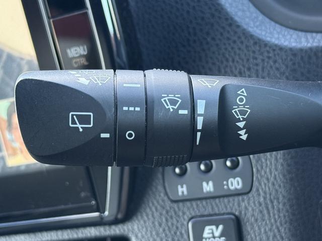 エスクァイア ハイブリッドGi ブラックテーラード 禁煙車 TRDフルエアロ 純正11インチ後席モニター 純正10インチナビ 両側電動スライドドア トヨタセーフティセンスC フルセグ バックカメラ 衝突軽減ブレーキ Bluetooth ビルドインETC(56枚目)