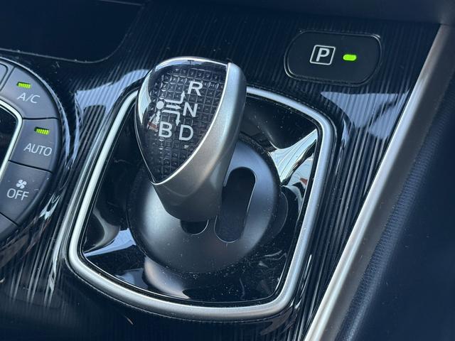 エスクァイア ハイブリッドGi ブラックテーラード 禁煙車 TRDフルエアロ 純正11インチ後席モニター 純正10インチナビ 両側電動スライドドア トヨタセーフティセンスC フルセグ バックカメラ 衝突軽減ブレーキ Bluetooth ビルドインETC(63枚目)