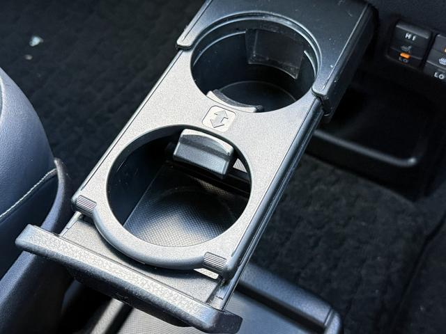 エスクァイア ハイブリッドGi ブラックテーラード 禁煙車 TRDフルエアロ 純正11インチ後席モニター 純正10インチナビ 両側電動スライドドア トヨタセーフティセンスC フルセグ バックカメラ 衝突軽減ブレーキ Bluetooth ビルドインETC(66枚目)