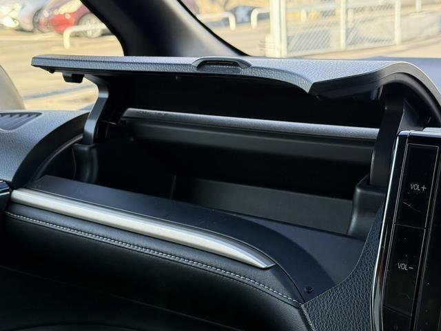 エスクァイア ハイブリッドGi ブラックテーラード 禁煙車 TRDフルエアロ 純正11インチ後席モニター 純正10インチナビ 両側電動スライドドア トヨタセーフティセンスC フルセグ バックカメラ 衝突軽減ブレーキ Bluetooth ビルドインETC(67枚目)