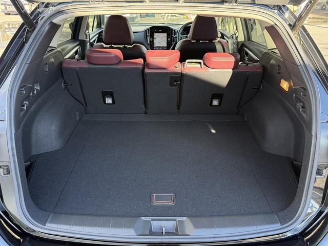 レヴォーグ ＳＴＩスポーツ　ＥＸ　禁煙車　赤革シート　純正１１．６インチナビ　フルセグ　バックサイドカメラ　パワーバックドア　アイサイトＸ　アダプティブクルーズ　シートヒーター　メモリ機能付パワーシート　パドルシフト　ＥＴＣ（17枚目）