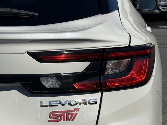 レヴォーグ ＳＴＩスポーツ　ＥＸ　禁煙車　純正１１．６インチナビ　黒革シート　フルセグ　フロント・サイド・バックカメラ　アイサイトＸ　アダプティブクルーズコントロール　パワーシート　シートヒーター　ＥＴＣ　電動リアゲート　ＬＥＤ（13枚目）