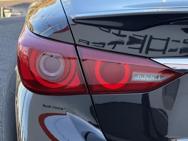 スカイライン ４００Ｒ　禁煙車　純正８インチナビ　アラウンドビューカメラ　フルセグ　ＢＯＳＥサウンド　衝突軽減ブレーキ　黒革シート　シートヒーター　パワーシート　ブラインドスポットモニター　レーンキープ　Ｂｌｕｅｔｏｏｔｈ（28枚目）