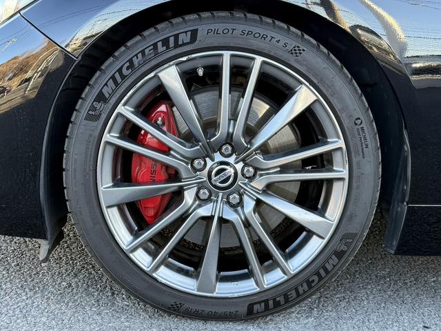 スカイライン ４００Ｒ　禁煙車　純正８インチナビ　アラウンドビューカメラ　フルセグ　ＢＯＳＥサウンド　衝突軽減ブレーキ　黒革シート　シートヒーター　パワーシート　ブラインドスポットモニター　レーンキープ　Ｂｌｕｅｔｏｏｔｈ（33枚目）