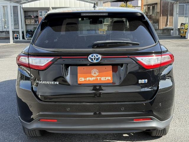 ハリアーハイブリッド プレミアム　メタル　アンド　レザーパッケージ　禁煙車　ムーンルーフ　インテリジェントクリアランスソナー　純正８インチナビ　バックカメラ　快適温熱シート　ベンチレーション　黒革シート　パワーバックドア　セーフティセンス　ビルトインＥＴＣ２．０（3枚目）