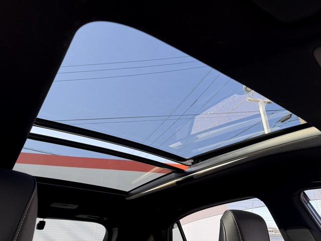 ハリアーハイブリッド プレミアム　メタル　アンド　レザーパッケージ　禁煙車　ムーンルーフ　インテリジェントクリアランスソナー　純正８インチナビ　バックカメラ　快適温熱シート　ベンチレーション　黒革シート　パワーバックドア　セーフティセンス　ビルトインＥＴＣ２．０（7枚目）