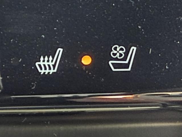 ハリアーハイブリッド プレミアム　メタル　アンド　レザーパッケージ　禁煙車　ムーンルーフ　インテリジェントクリアランスソナー　純正８インチナビ　バックカメラ　快適温熱シート　ベンチレーション　黒革シート　パワーバックドア　セーフティセンス　ビルトインＥＴＣ２．０（8枚目）