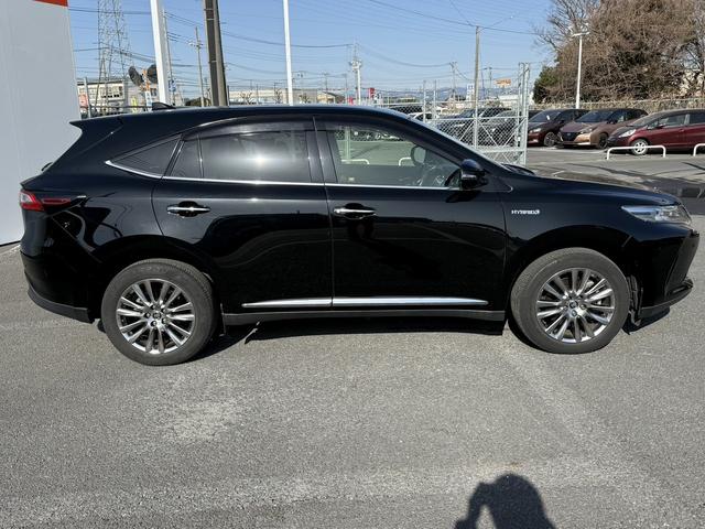 ハリアーハイブリッド プレミアム　メタル　アンド　レザーパッケージ　禁煙車　ムーンルーフ　インテリジェントクリアランスソナー　純正８インチナビ　バックカメラ　快適温熱シート　ベンチレーション　黒革シート　パワーバックドア　セーフティセンス　ビルトインＥＴＣ２．０（10枚目）