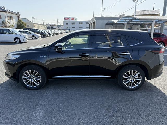 ハリアーハイブリッド プレミアム　メタル　アンド　レザーパッケージ　禁煙車　ムーンルーフ　インテリジェントクリアランスソナー　純正８インチナビ　バックカメラ　快適温熱シート　ベンチレーション　黒革シート　パワーバックドア　セーフティセンス　ビルトインＥＴＣ２．０（11枚目）