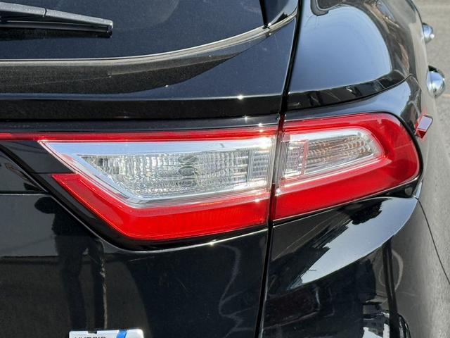 ハリアーハイブリッド プレミアム　メタル　アンド　レザーパッケージ　禁煙車　ムーンルーフ　インテリジェントクリアランスソナー　純正８インチナビ　バックカメラ　快適温熱シート　ベンチレーション　黒革シート　パワーバックドア　セーフティセンス　ビルトインＥＴＣ２．０（13枚目）