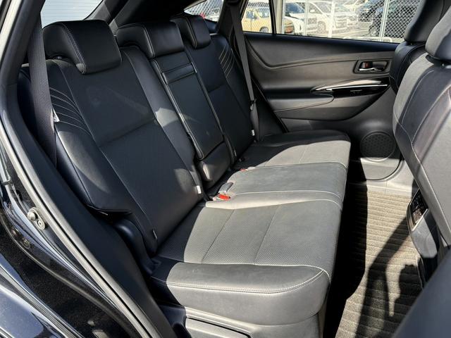 ハリアーハイブリッド プレミアム　メタル　アンド　レザーパッケージ　禁煙車　ムーンルーフ　インテリジェントクリアランスソナー　純正８インチナビ　バックカメラ　快適温熱シート　ベンチレーション　黒革シート　パワーバックドア　セーフティセンス　ビルトインＥＴＣ２．０（16枚目）