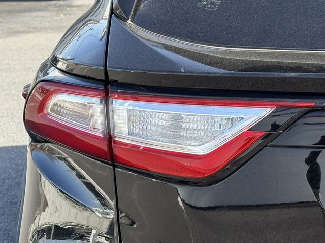 ハリアーハイブリッド プレミアム　メタル　アンド　レザーパッケージ　禁煙車　ムーンルーフ　インテリジェントクリアランスソナー　純正８インチナビ　バックカメラ　快適温熱シート　ベンチレーション　黒革シート　パワーバックドア　セーフティセンス　ビルトインＥＴＣ２．０（28枚目）