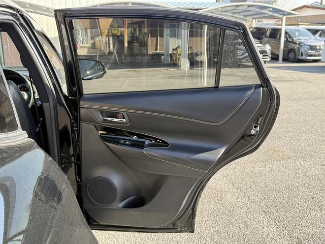 ハリアーハイブリッド プレミアム　メタル　アンド　レザーパッケージ　禁煙車　ムーンルーフ　インテリジェントクリアランスソナー　純正８インチナビ　バックカメラ　快適温熱シート　ベンチレーション　黒革シート　パワーバックドア　セーフティセンス　ビルトインＥＴＣ２．０（35枚目）