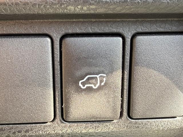 ハリアーハイブリッド プレミアム　メタル　アンド　レザーパッケージ　禁煙車　ムーンルーフ　インテリジェントクリアランスソナー　純正８インチナビ　バックカメラ　快適温熱シート　ベンチレーション　黒革シート　パワーバックドア　セーフティセンス　ビルトインＥＴＣ２．０（54枚目）